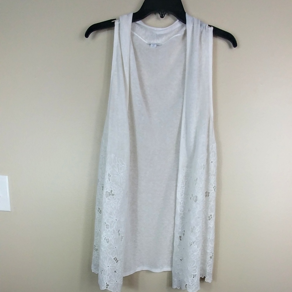 Med. JJill Long light vest w floral cutout
